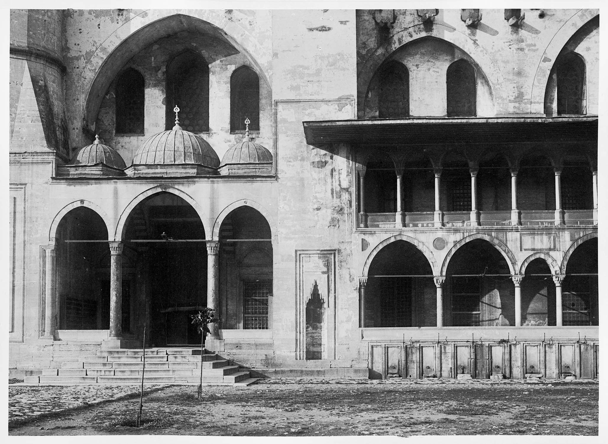 Escalier d'accès à la cour de la mosquée sur la façade nord